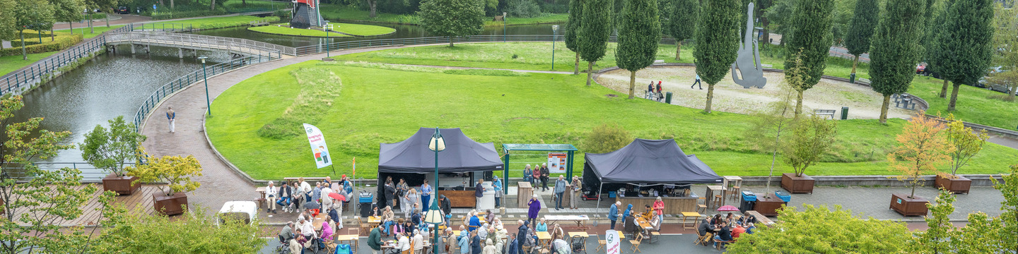 Zicht vanuit het Irispark op winkelcentrum Lange Voort