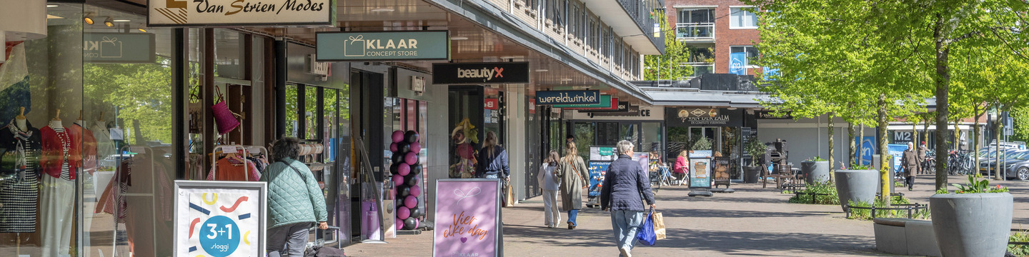 Zicht vanuit het Irispark op winkelcentrum Lange Voort