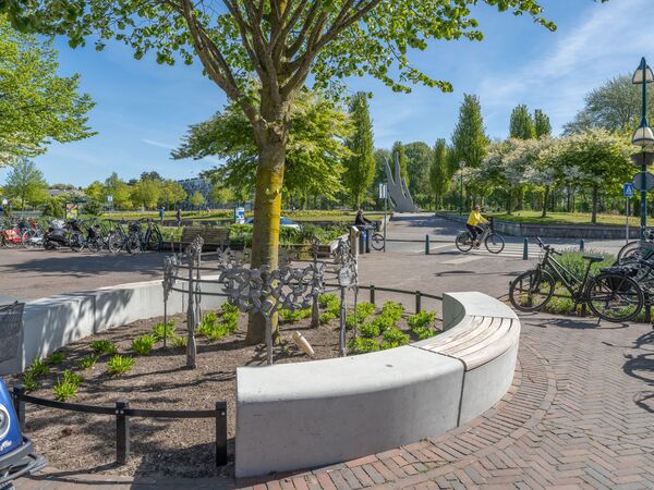 Zicht op de Irislaan vanaf de ingang van winkelcentrum Lange Voort